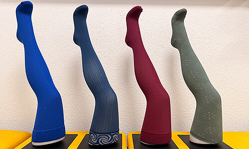 Reihe medizinischer Kompressionsstrümpfe in verschiedenen Farben und Stärken zur Unterstützung der Beinvenen